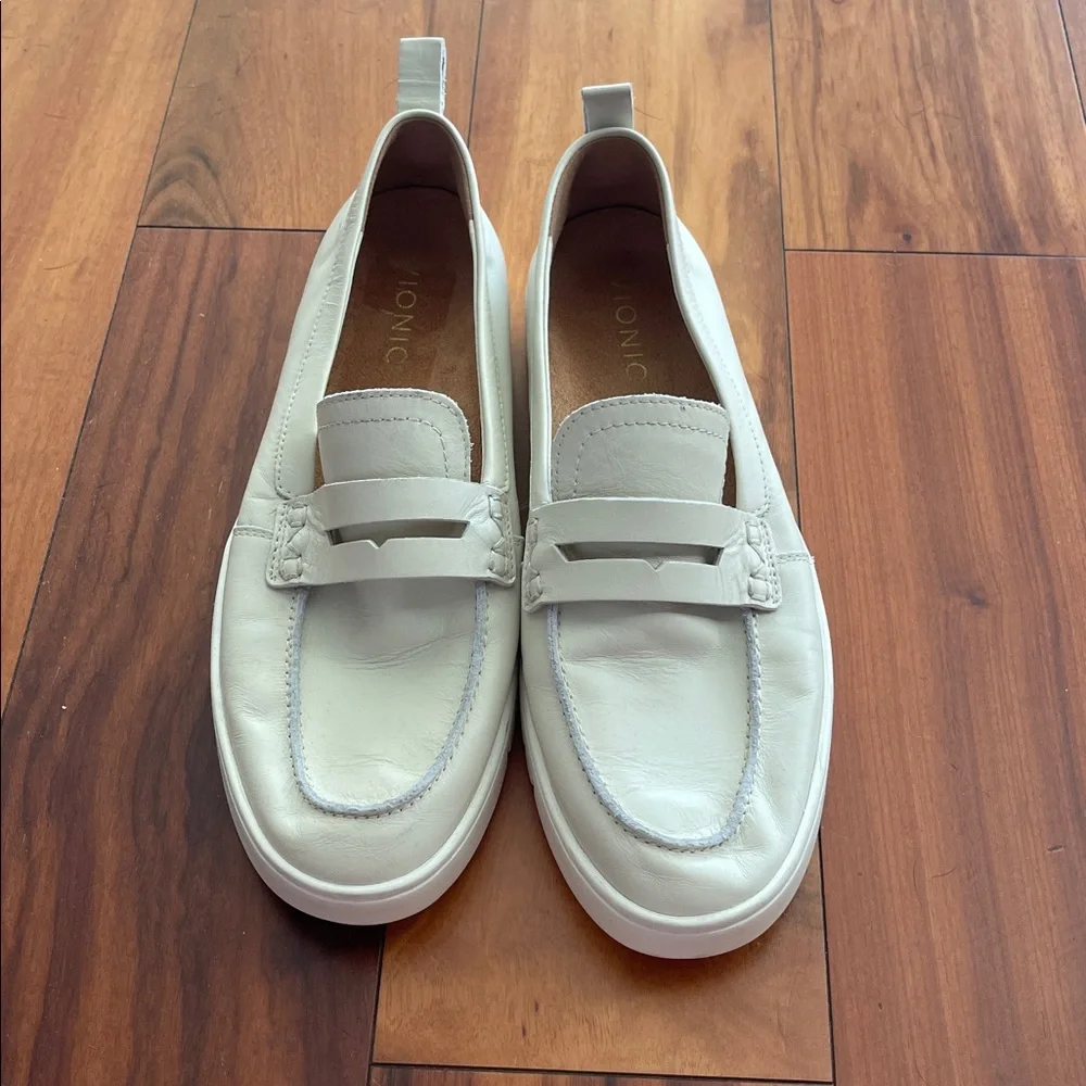 NWOT Vionic Cream Leather Loafers 8.5 - Picture 4 of 10